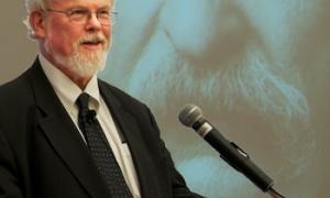 Mark Twain Editor Robert Hirst speaks at NEH