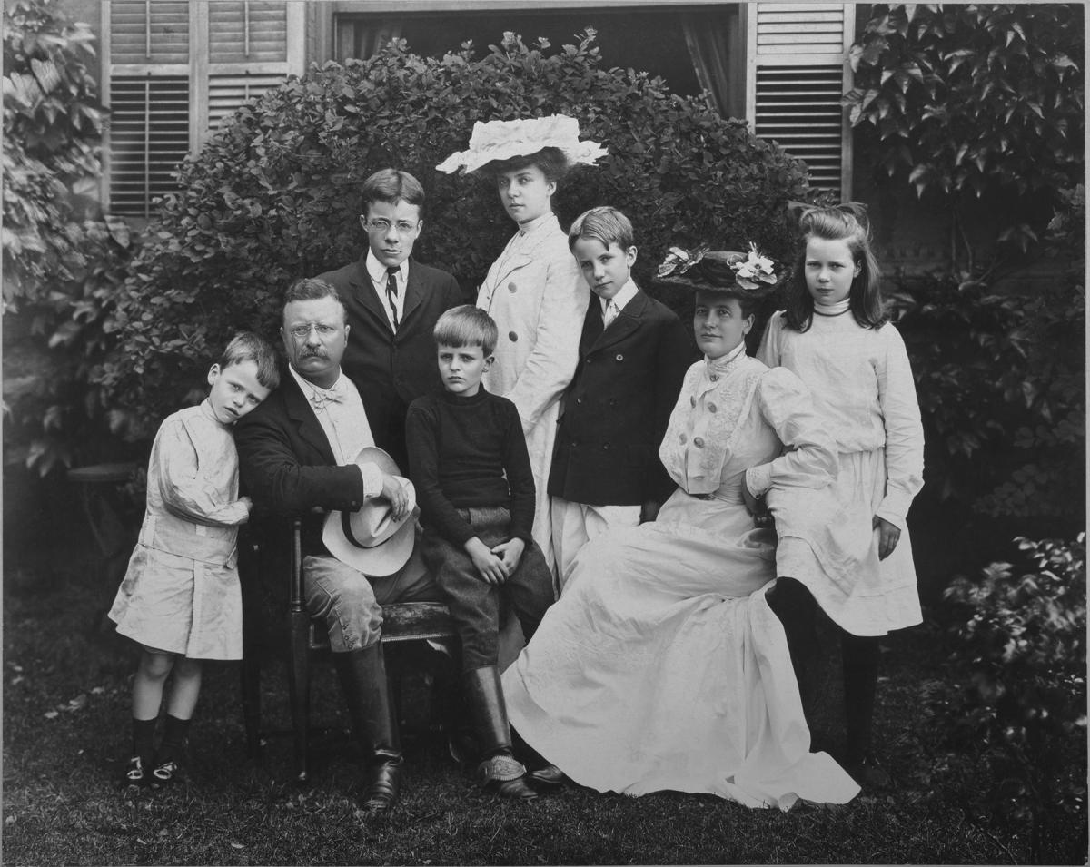Formal photographic portrait of Teddy Roosevelt, Edith and their six children