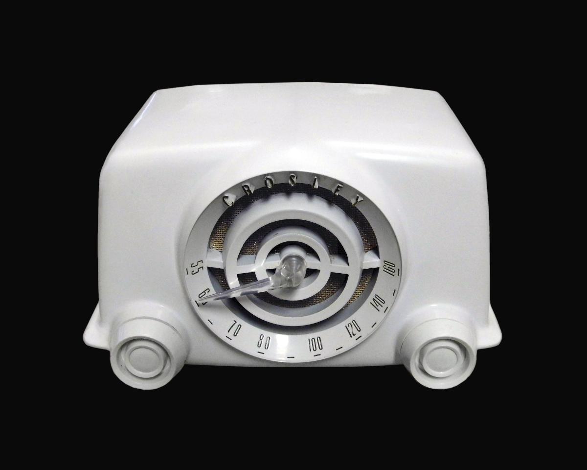 Crosley Dynamic Bakelite Radio in white