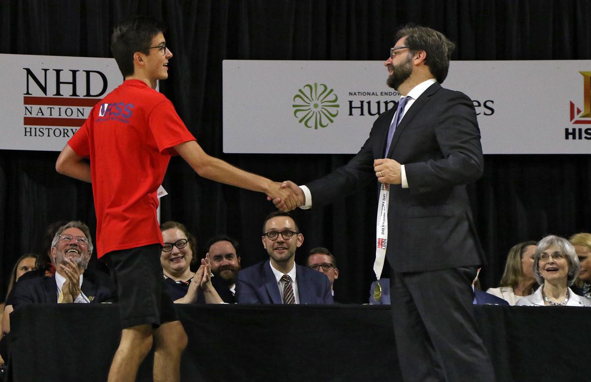 2019 National History Day NEH Chair shaking hands with student winner 