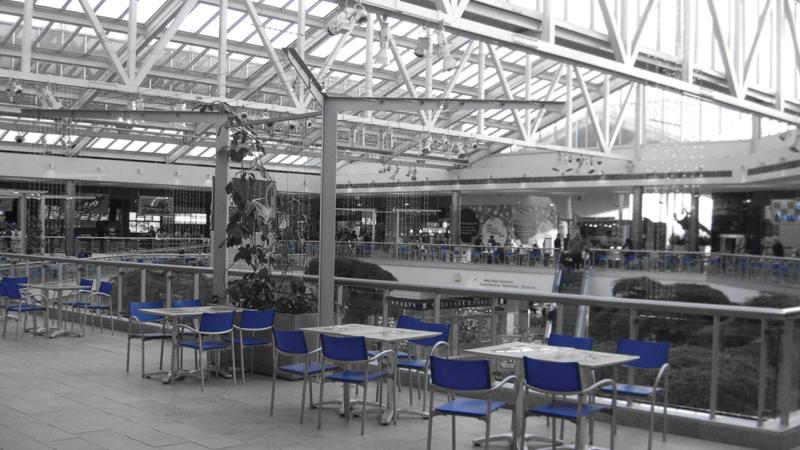 paramus park mall, with empty chairs and tables