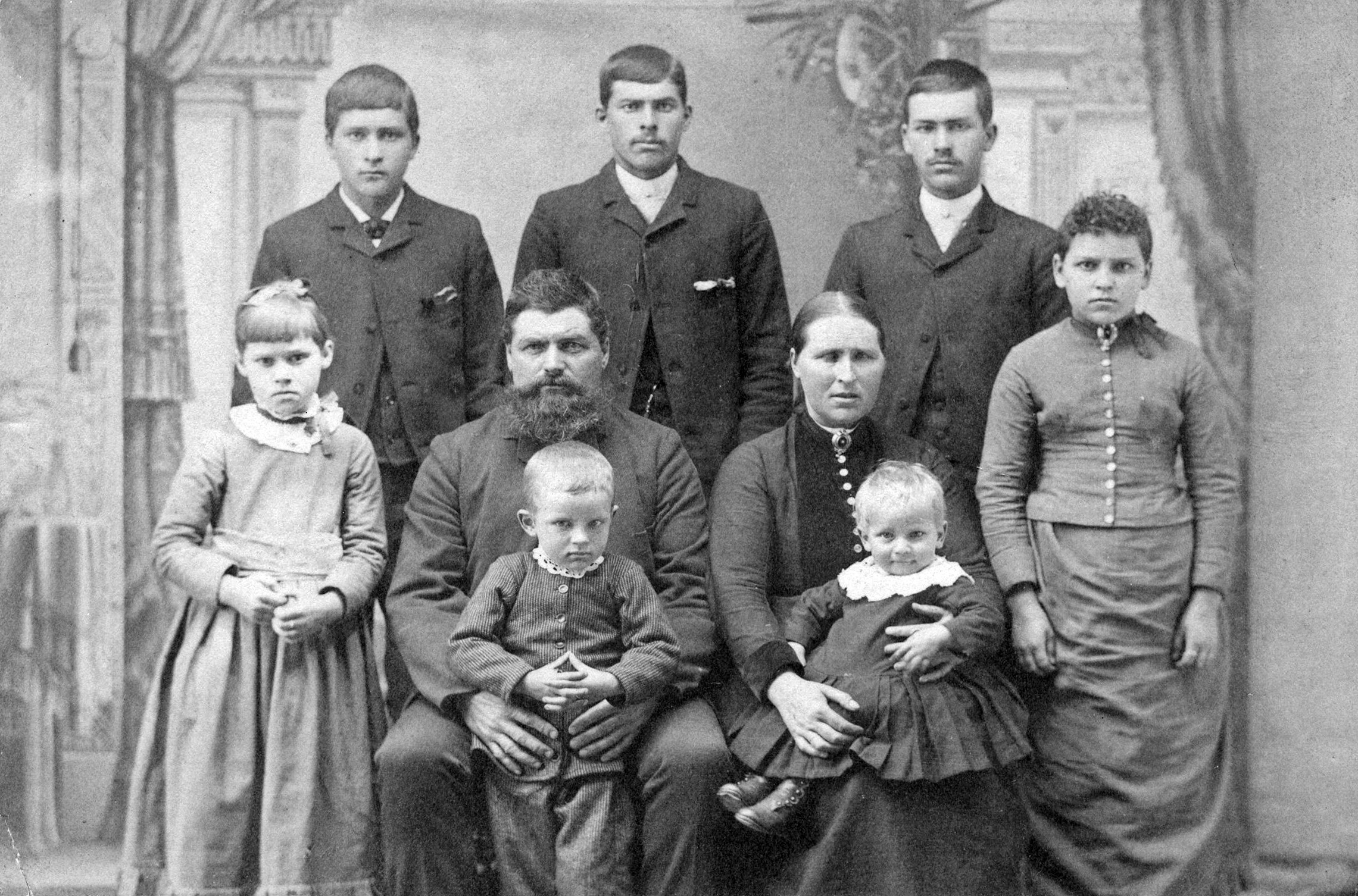 Старое фото семьи. Старинные семейные снимки. Старые семейные фотографии. Старинные фотографии семьи. Старые семейные портреты.