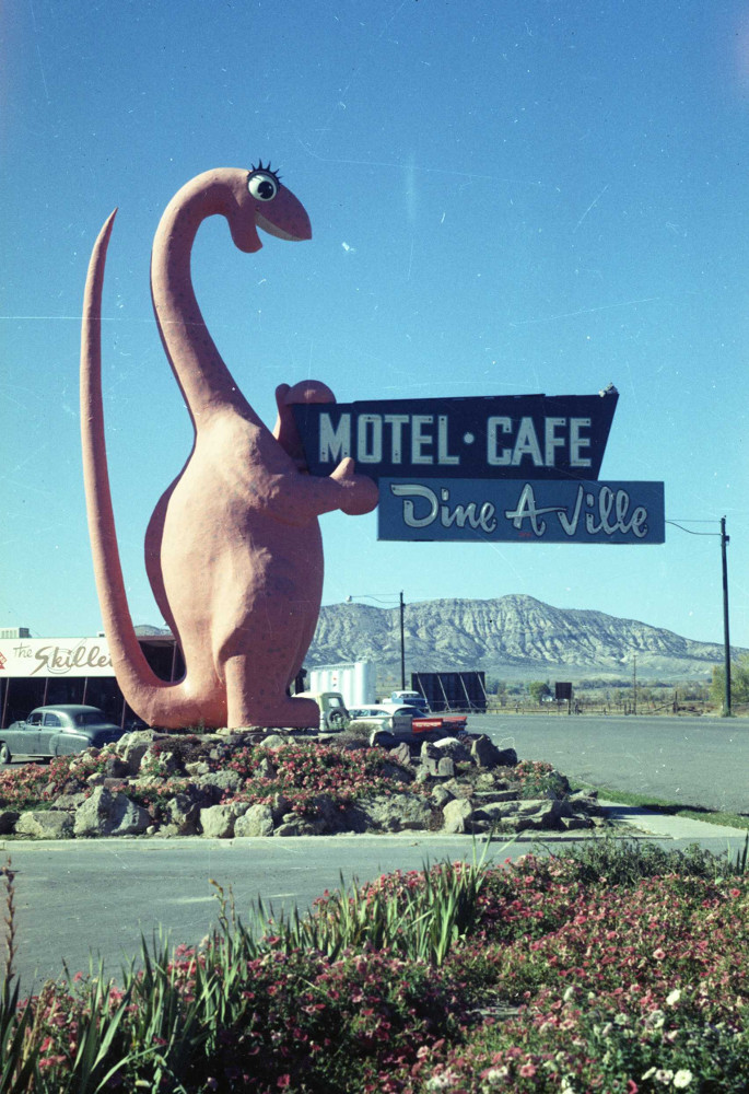 Dine A Ville Motel Welcome.