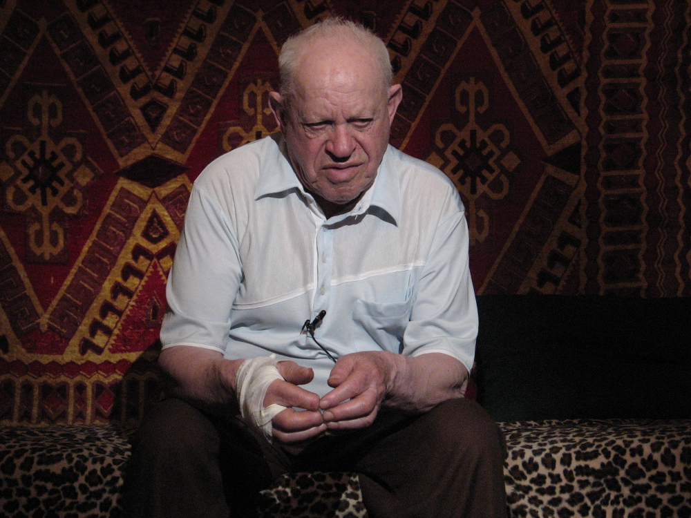 Aba Kaviner in his home in Khmelnytskyy, Ukraine, 2007.