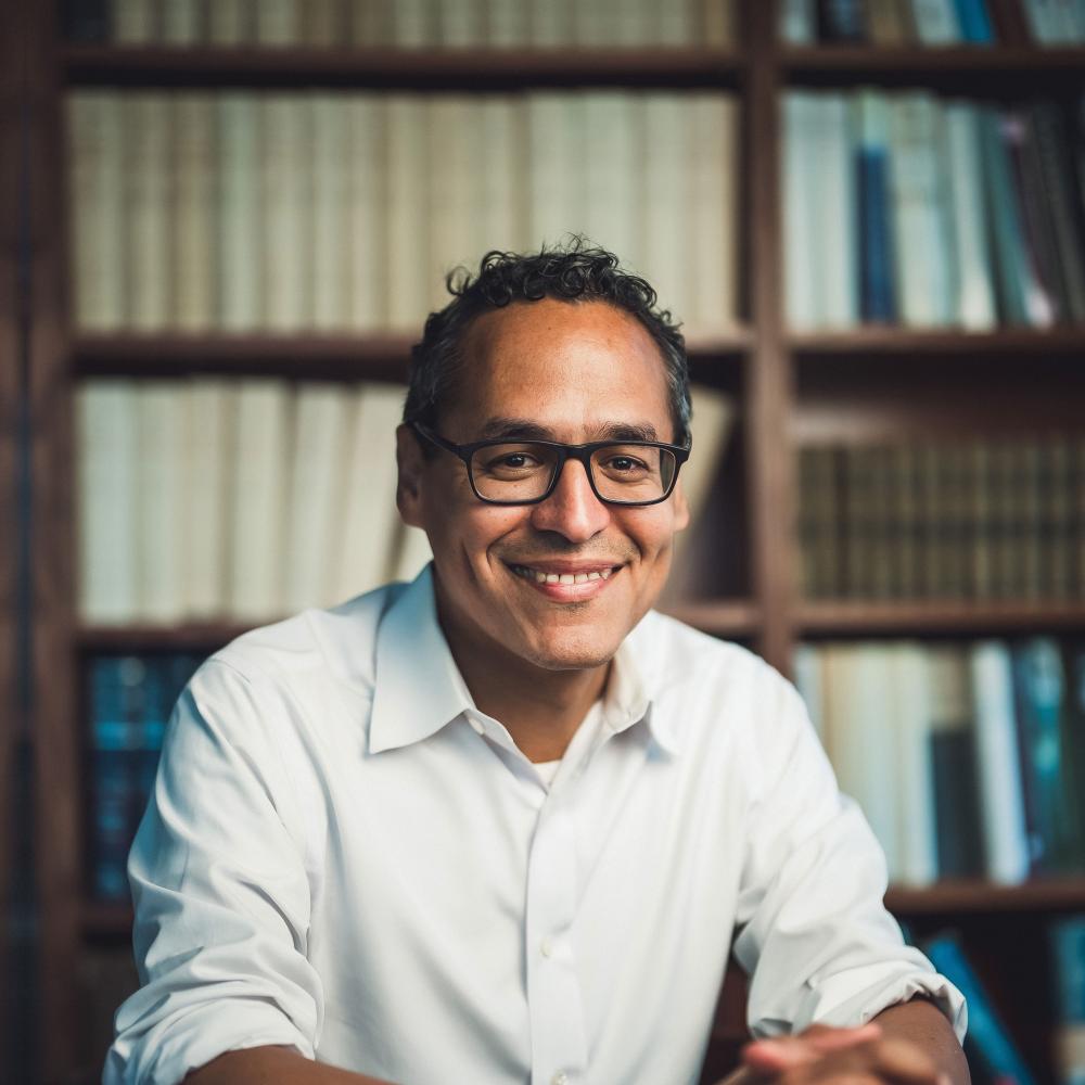 Photo of Roosevelt Montás in a library. 