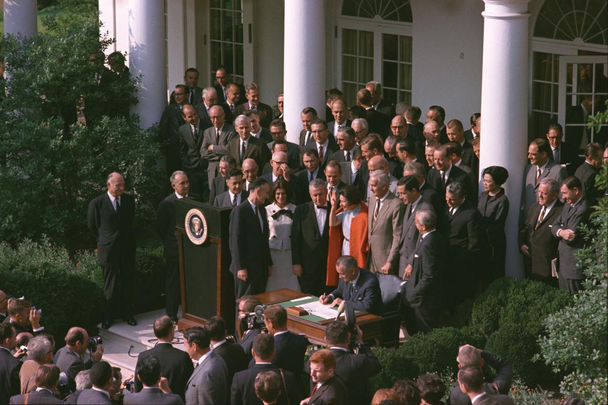 Lyndon Johnson Rose Garden signing with audience