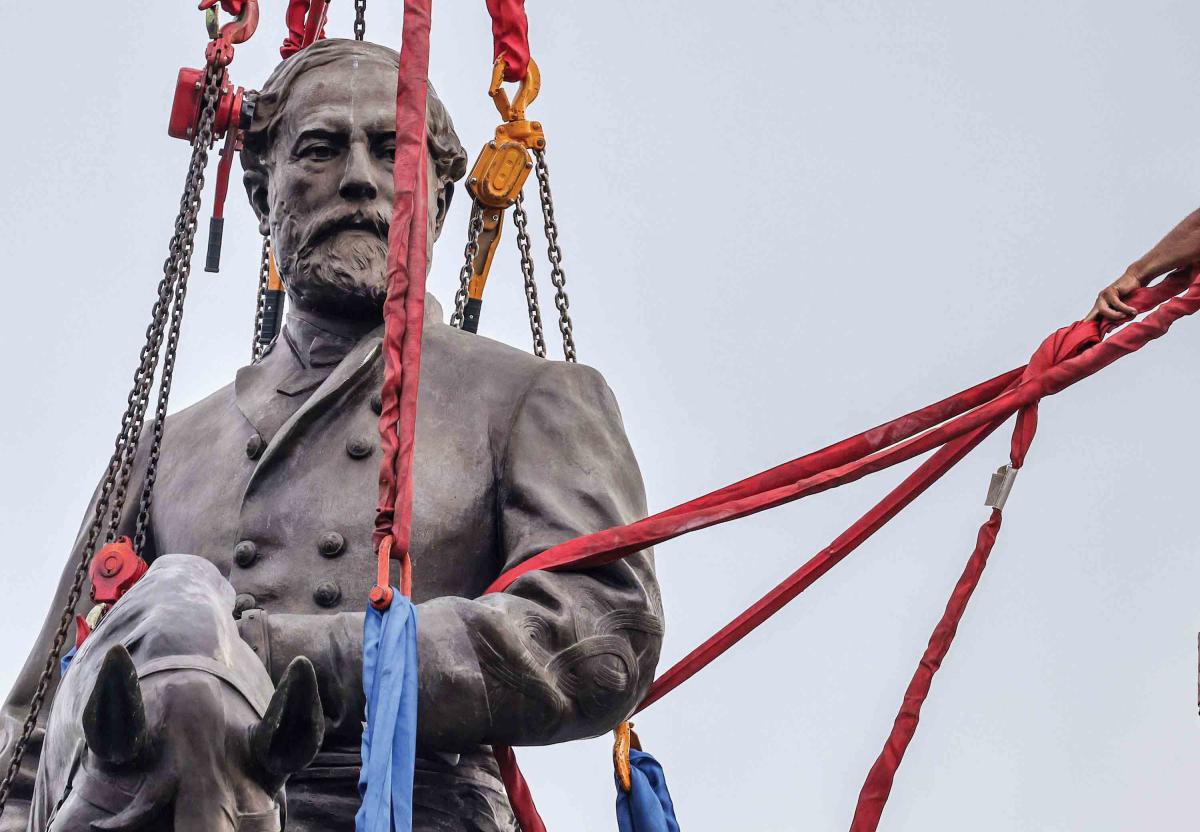 Statue of Robert E. Lee being removed