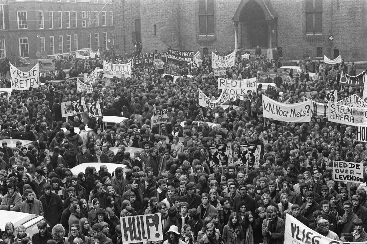 A large group of protestors during the Nigeria-Biafra war