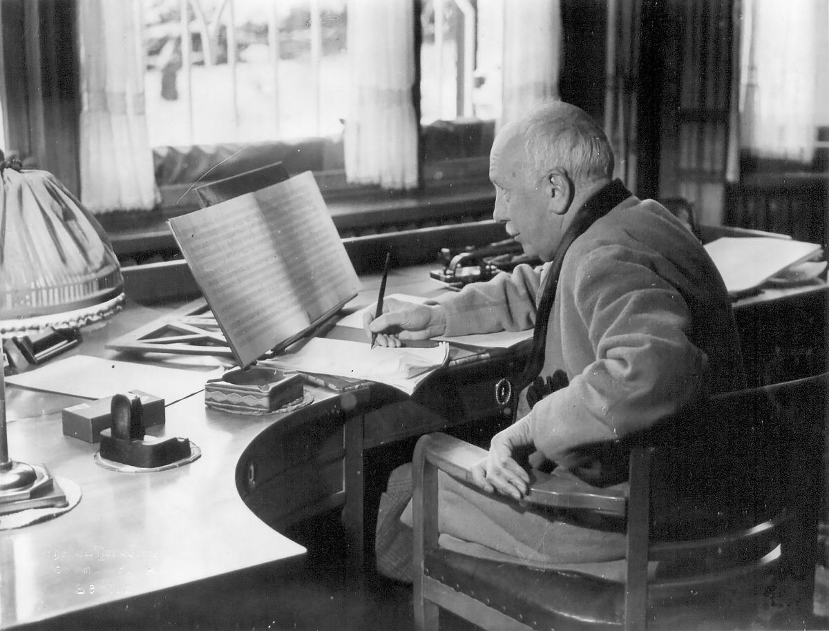 b/w photo of Richard Strauss at his desk