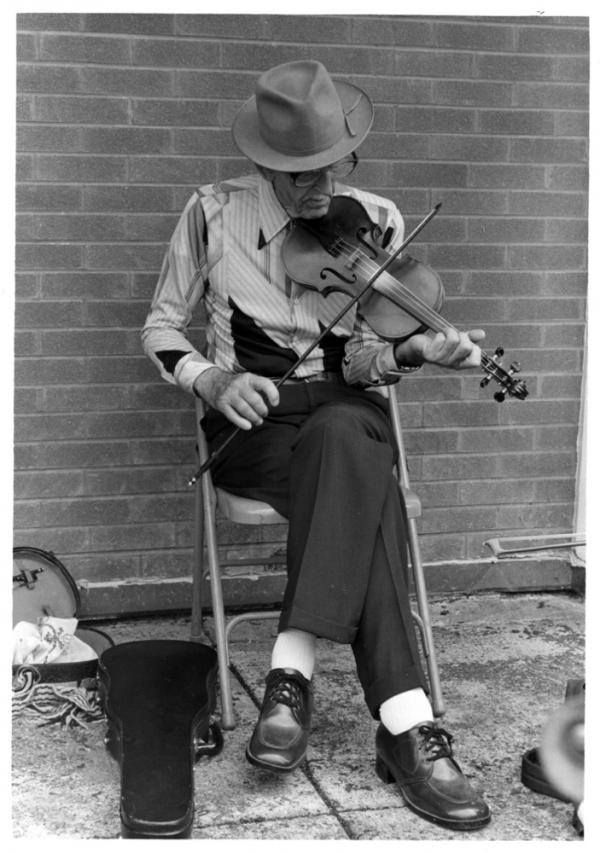 Man playing the violin on the street