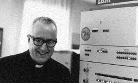 Photo of Father Roberto Busa next to a mainframe computer.