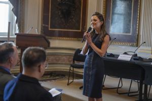 Laura Osnes sings “America the Beautiful” at WH summit 