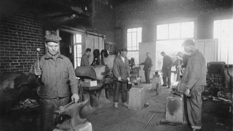 World War I veterans in class in the first forge shop