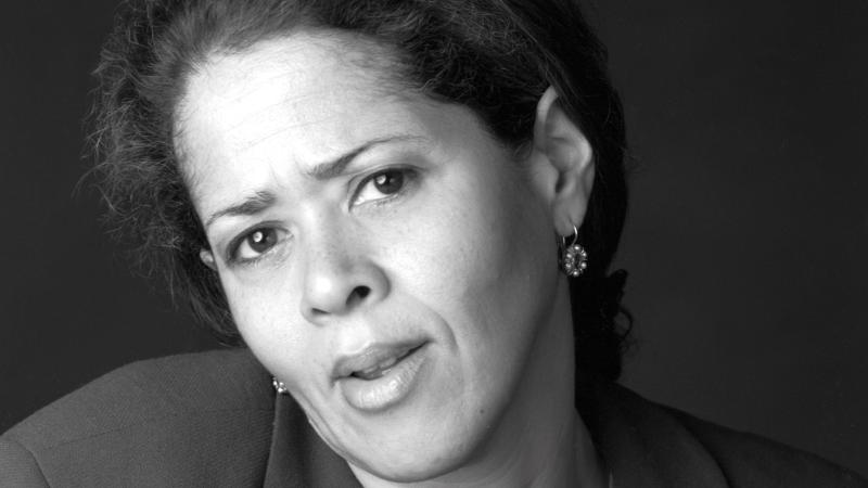 Black and white portrait of Anna Deavere Smith