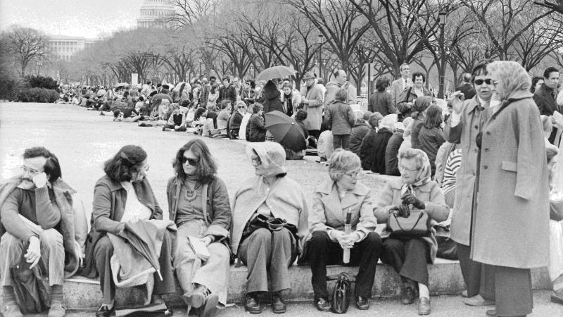 Black and white photo of people lining up on the National Mall to enter a King Tut exhibit in 1977.