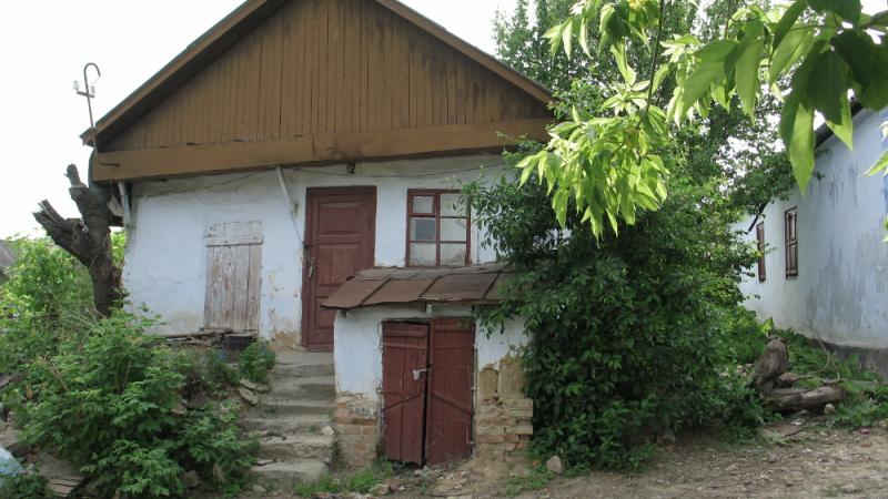 A typical “Jewish” house in Tomashpil, 2007.