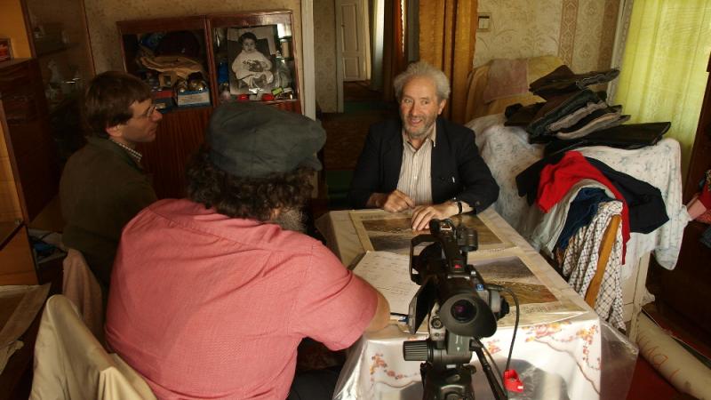 Dov-Ber Kerler and Jeffrey Veidlinger interviewing Nukhim Gvinter in 2005 in his Bershad home and workshop.