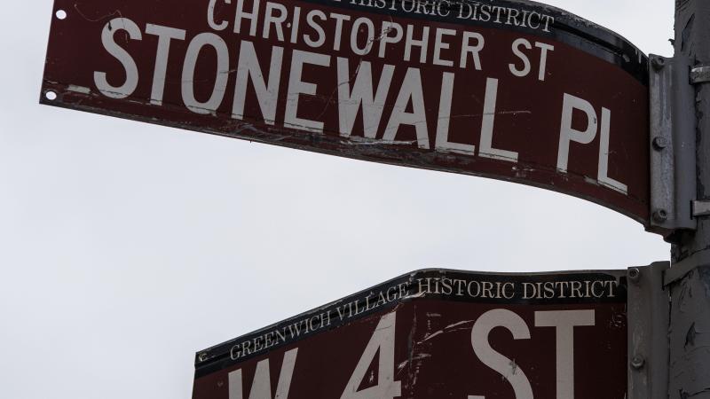 Street signs at the corner of West 4th and Stonewall Place 