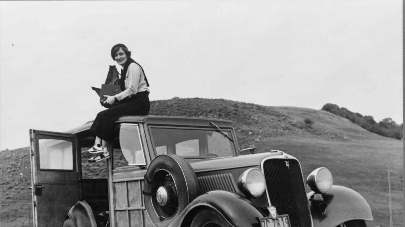 Dorothea Lange on car