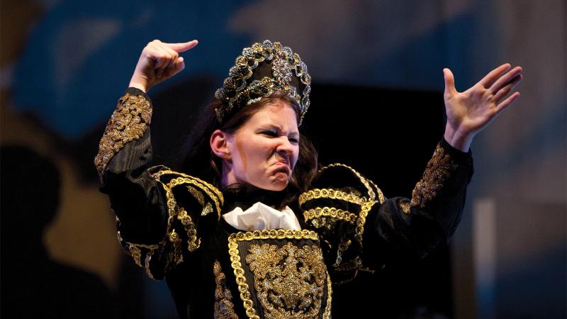 Deaf actor in period dress performs as the player queen in Hamlet.